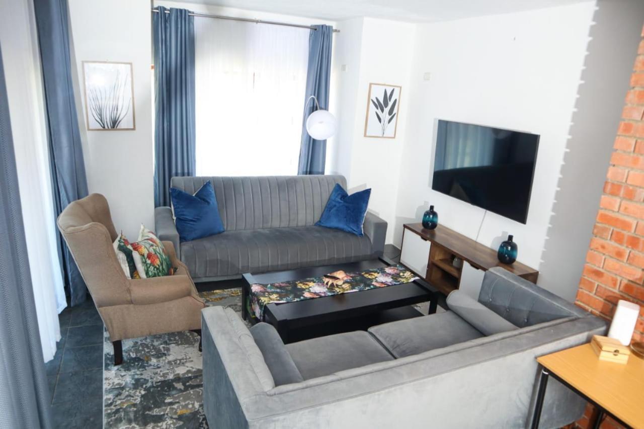 Spacious And Luxury 3 Bedroom Apartment *